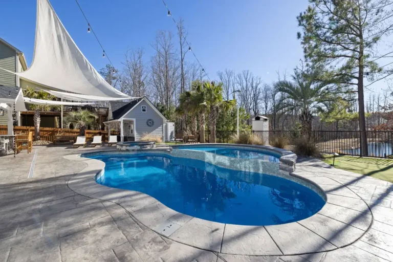Fiberglass vs Vinyl Liner Pool